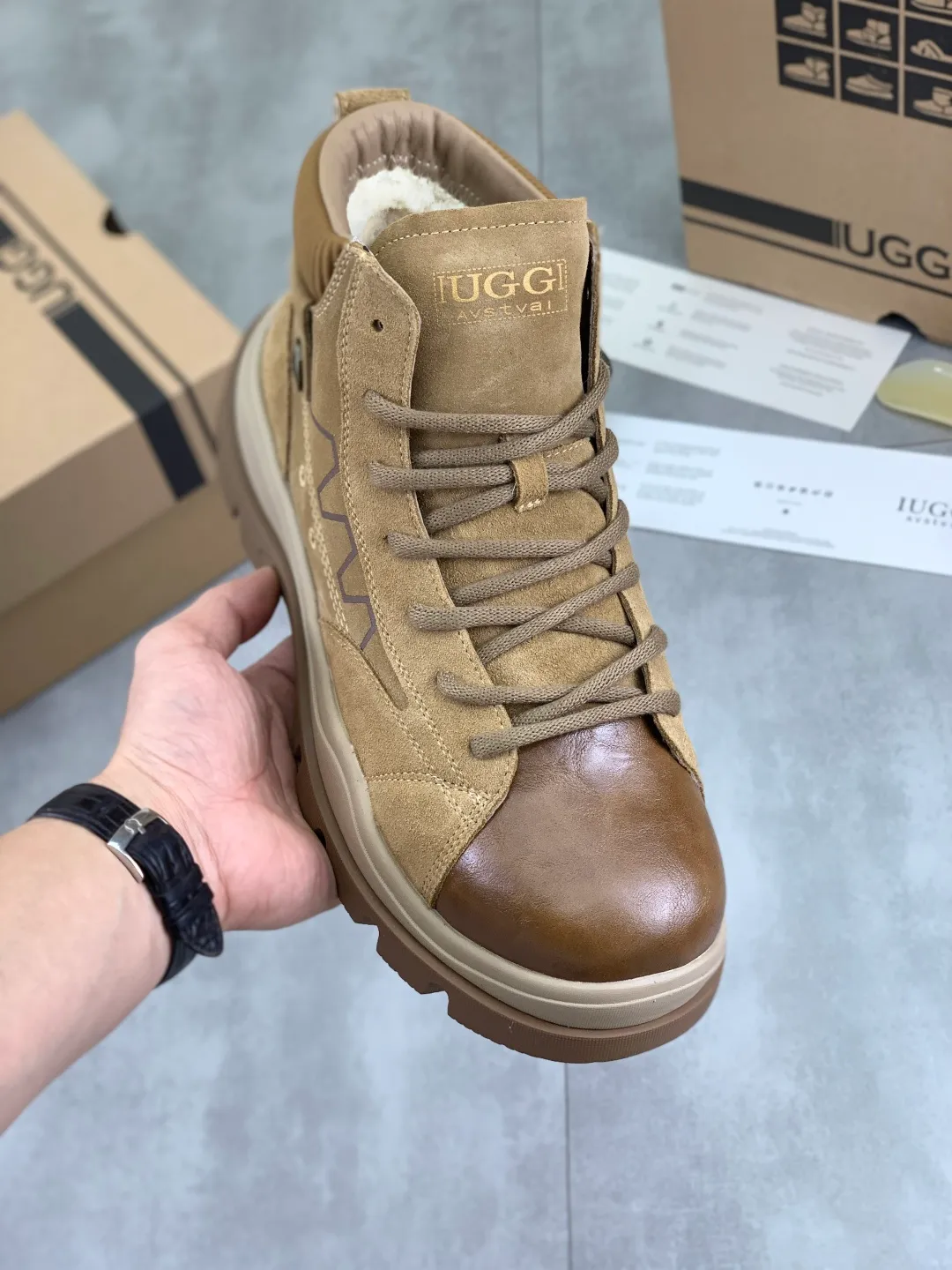 Men's men's shoes 💰P620 New arrival 🆕🆕🆕 IUGGI men's British retro Martin boots Winter new men's outdoor hiking boots First layer of cowhide on the outside and wool on the inside Comfortable and warm sole Rubber outsole Non-slip and firm Trendy and fashionable Casual and versatile Size: 39-44 Three colors A6869